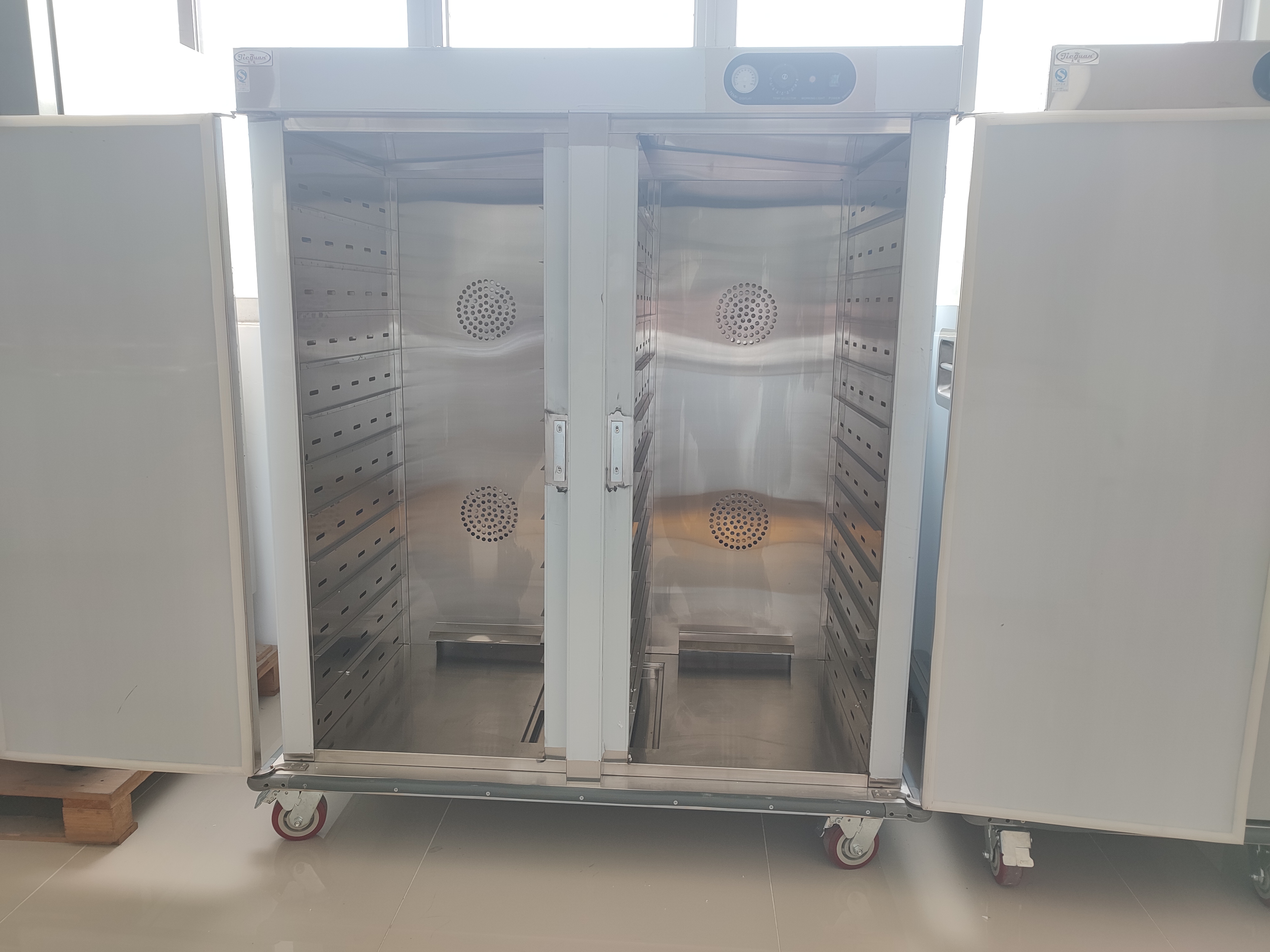 Aumente a eficiência do seu catering com o gabinete aquecedor elétrico móvel ideal para alimentos