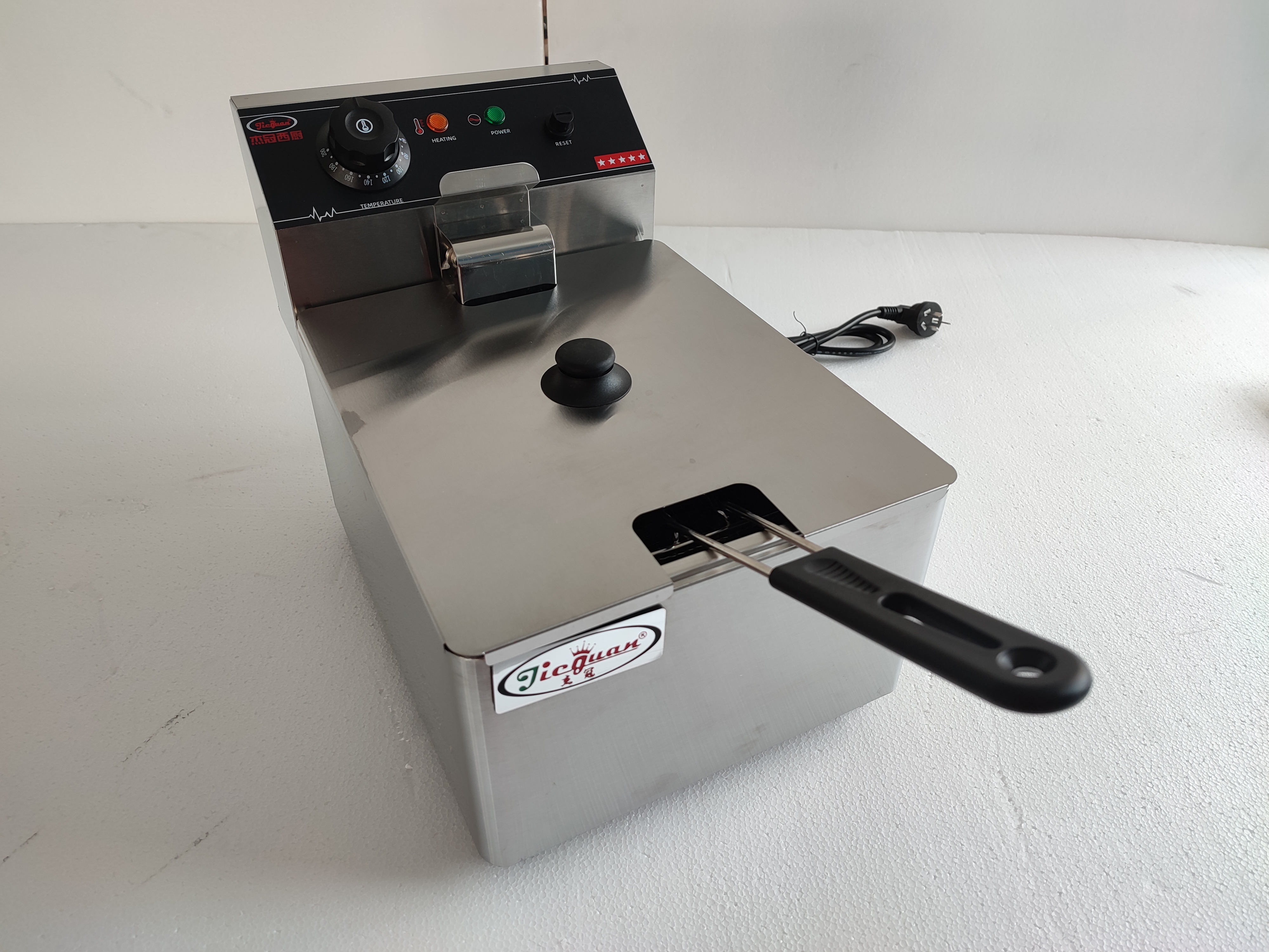 O prático companheiro de cozinha: fritadeira elétrica de bancada com 1 tanque (1 cesto)