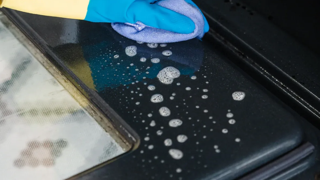 Limpeza de forno de pizza facilitada em 3 etapas simples